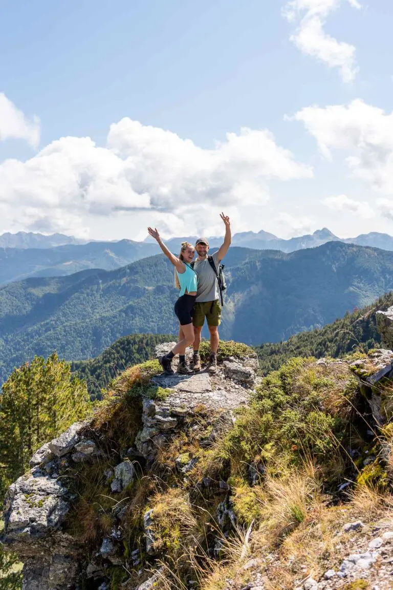 Couple heureux en randonnée dans les Balkans : randonnée en Albanie, au Kosovo, au Monténégro.