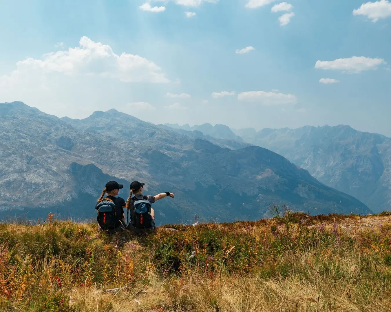 Randonneurs dans les plaines du Trek dans les Balkans