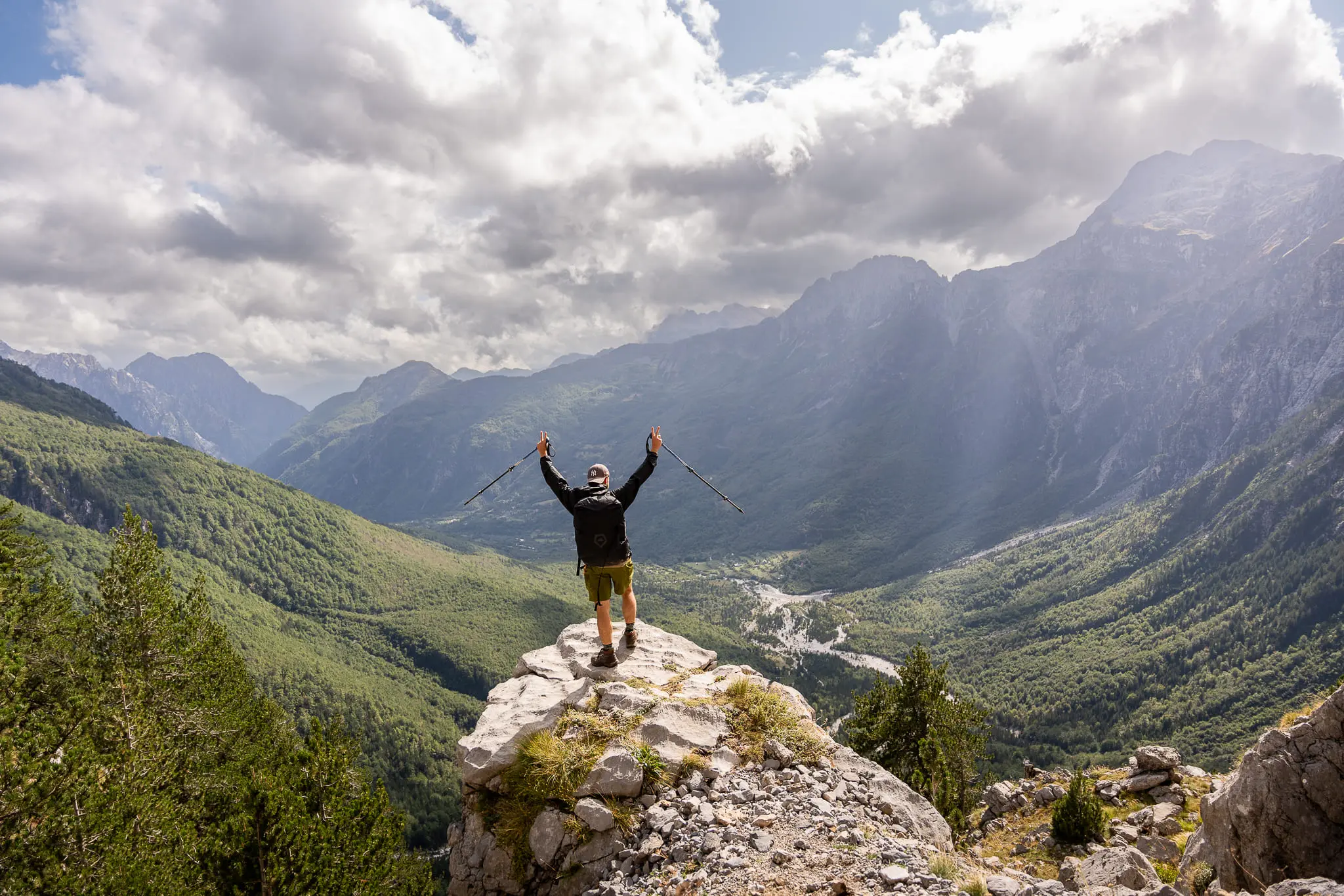 Randonneur sur un point de vue des Pics des Balkans