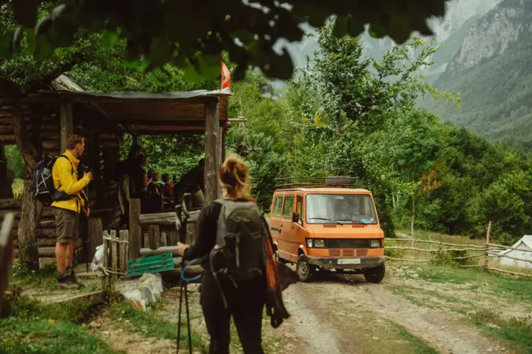 Randonneurs qui vont prendre un transport avec des locaux dans les Balkans.