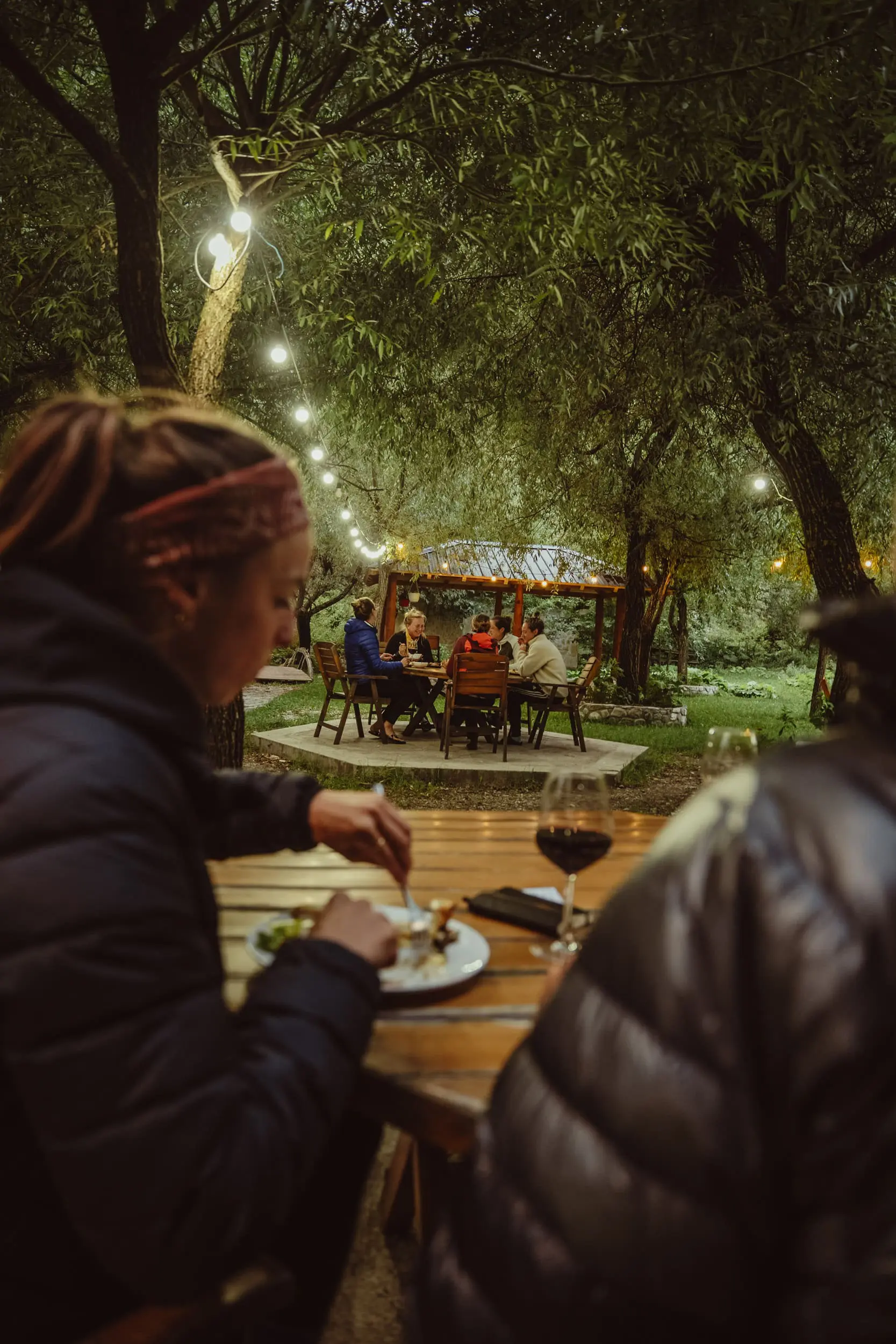 Randonneuse qui mange de la nourriture locale sur le Trek dans les Balkans