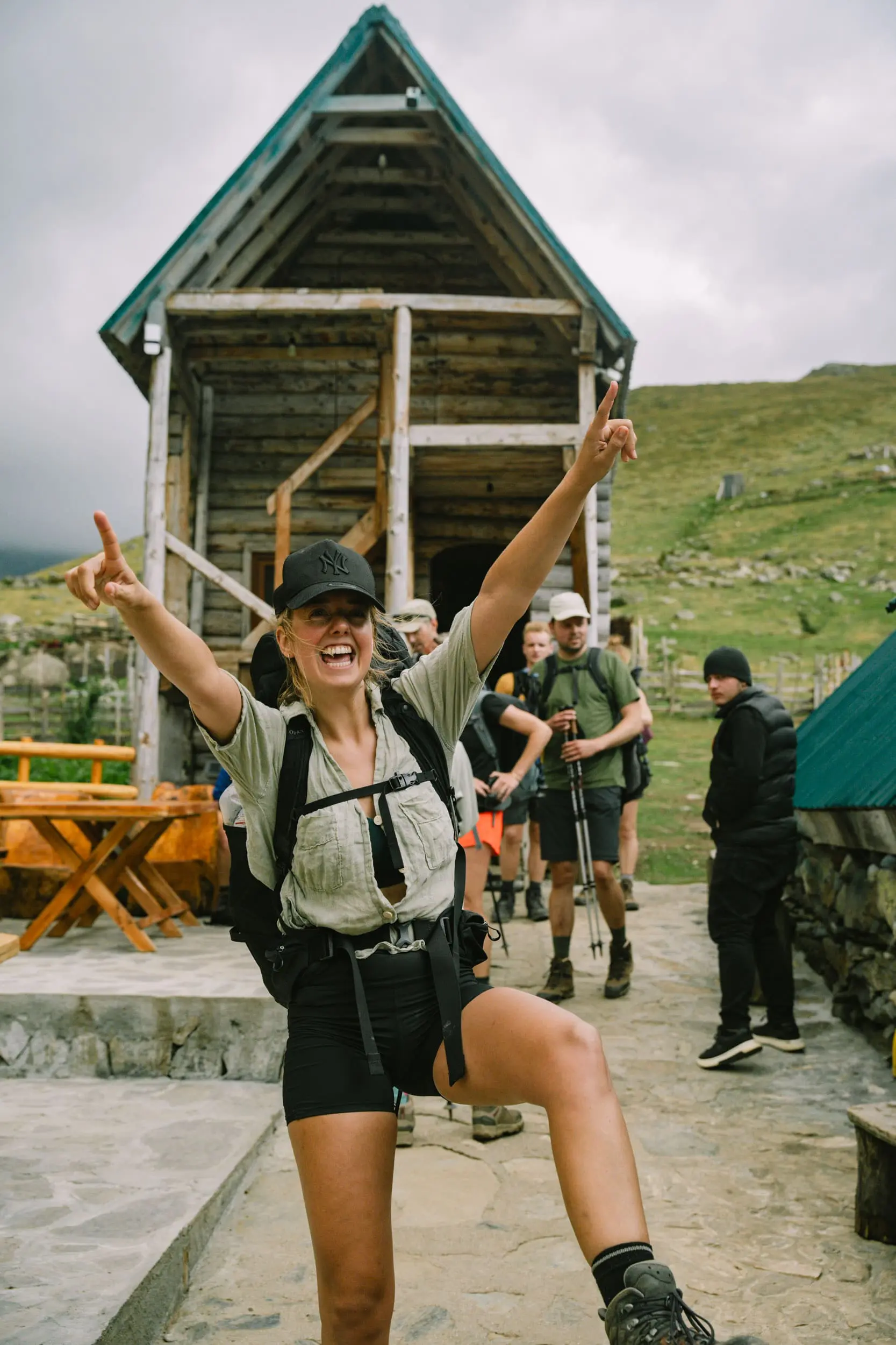 Randonneuse heureuse du Trek dans les Balkans