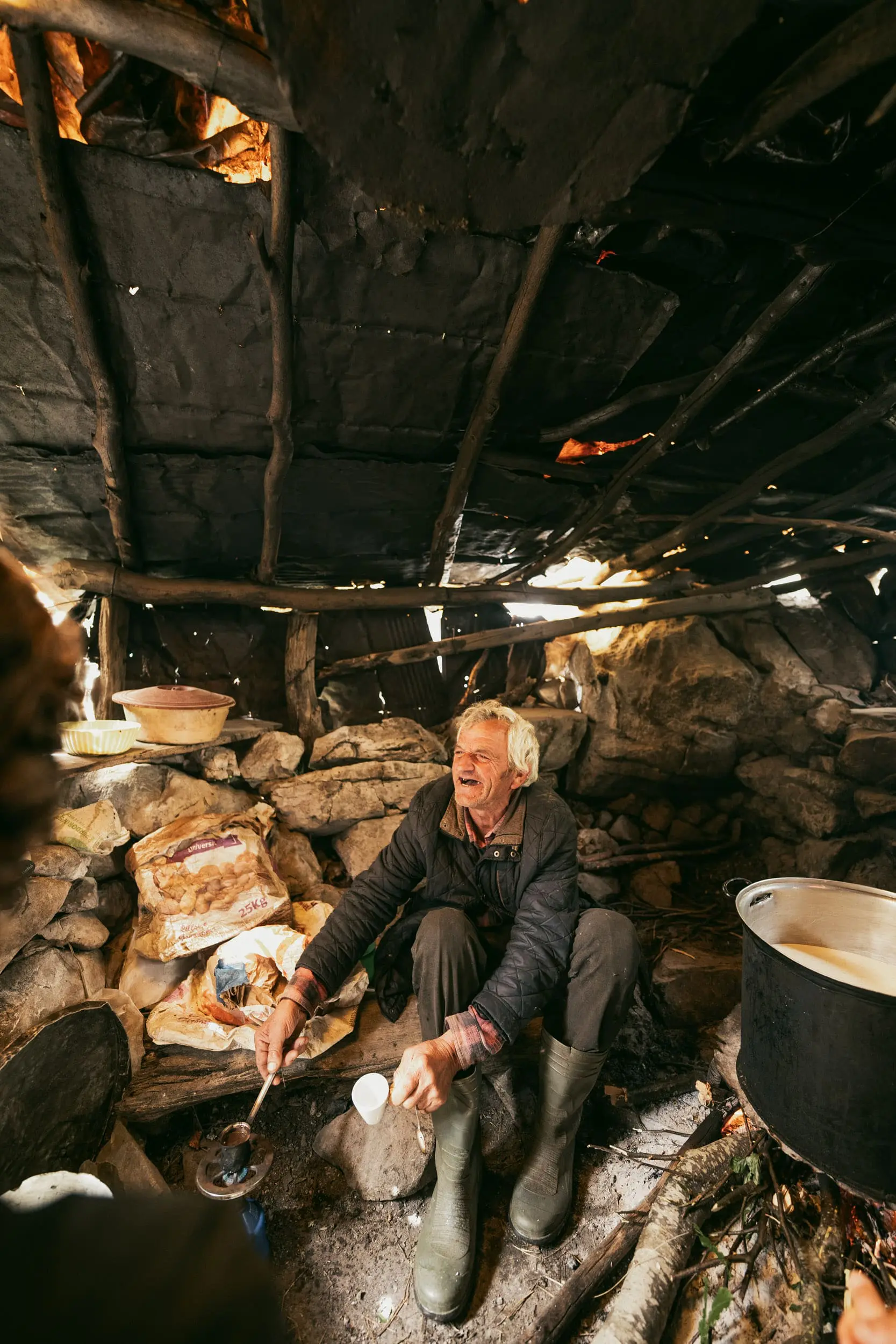 Local des Balkans, préparant une boisson