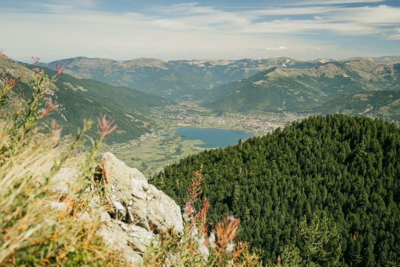 Vue lac de Plav au Monténégro sur le peaks of the balkans - randonnée