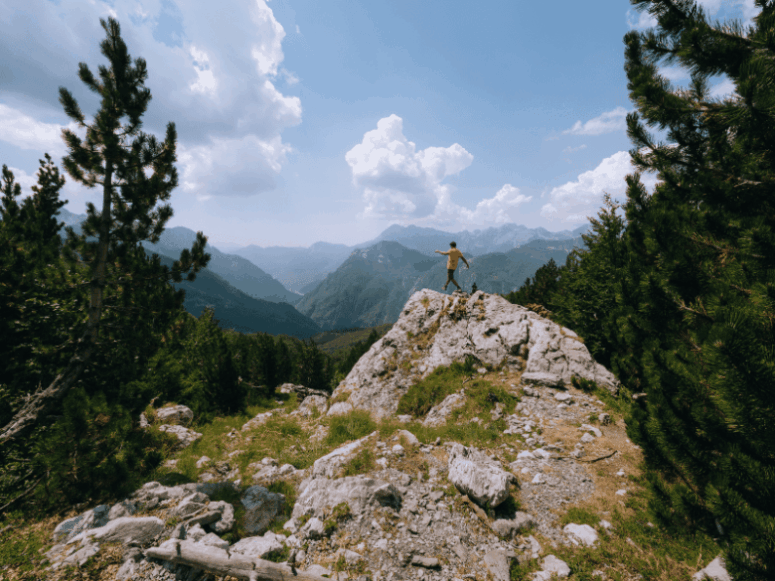 Marcheur sur un rocher en Albanie Valbona pass - Balkan Trail