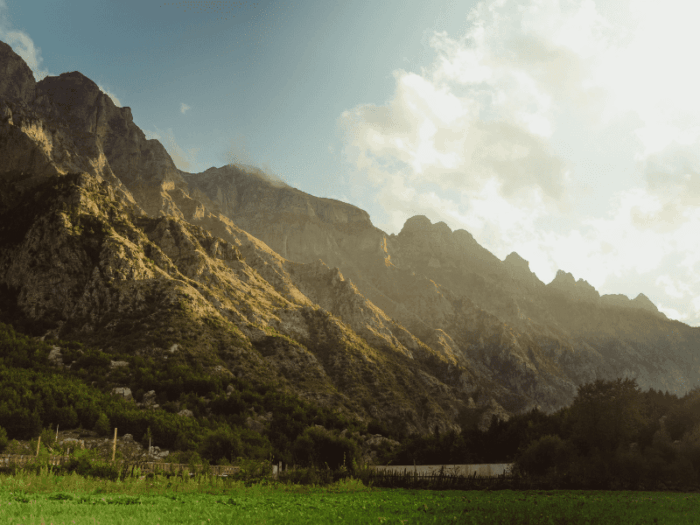 Vue depuis Valbona en Albanie - Balkan Trail - randonnée