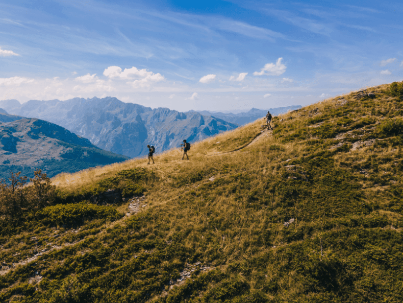 trois randonneurs qui descendent la montagne vers Plav sur les pics des balkans - Albanie et monténégro