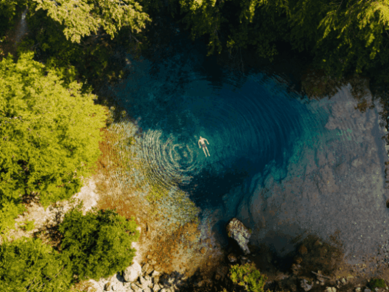 Blue eye en Albanie avec un nageur pendant la randonnée sur le Peaks of the Balkans