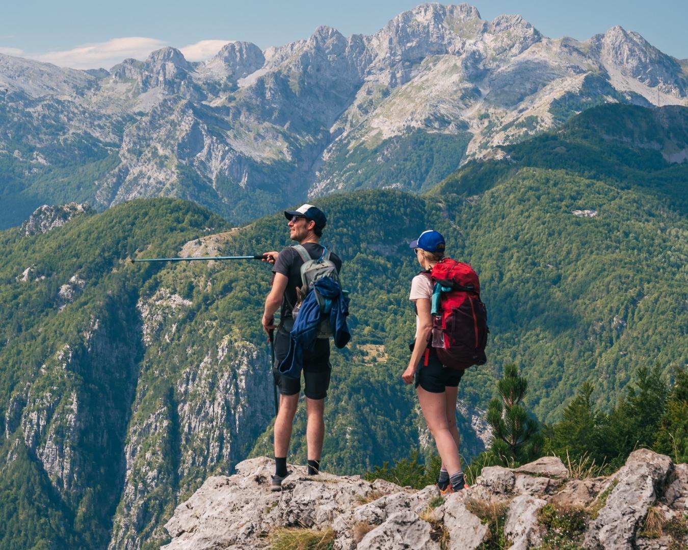 randonneurs qui regardent la vue dans les montagnes sur le Balkan trail en albanie et monténégro