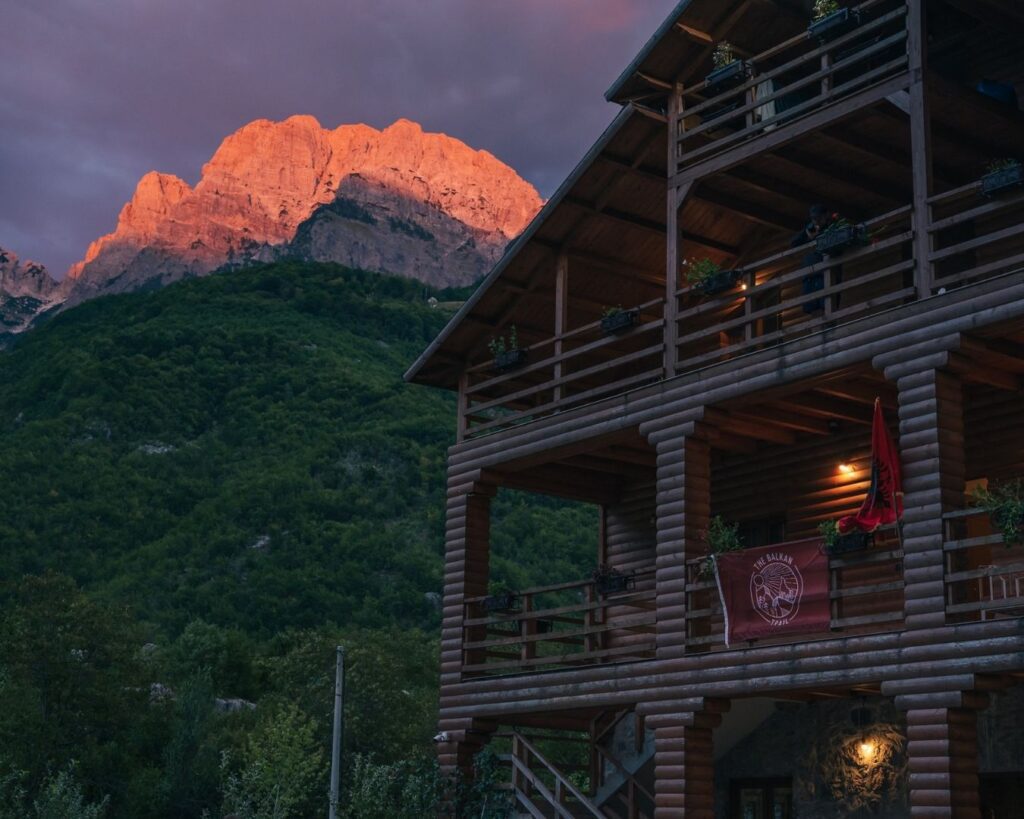 Coucher de soleil à Theth en Albanie - Balkan Trail