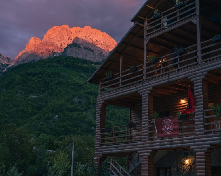 Coucher de soleil à Theth en Albanie - Balkan Trail