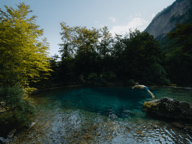 Randonneur qui nage dans le blue eye - Balkan Trail