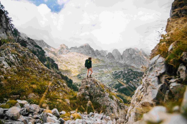 femme sur un rocher - Balkan Trail