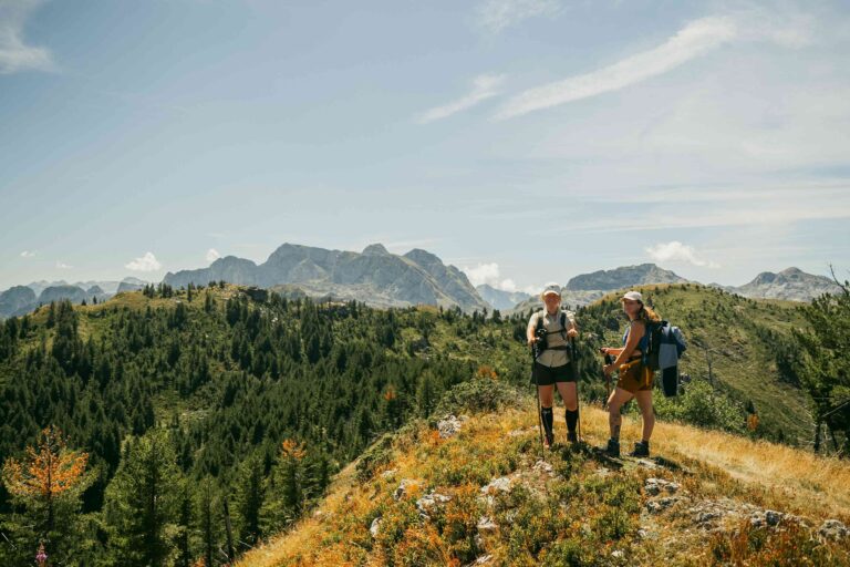 deux randonneurs qui font une pause pour observer la vue sur les montagnes albanaises pendant un voyage avec Travelbase