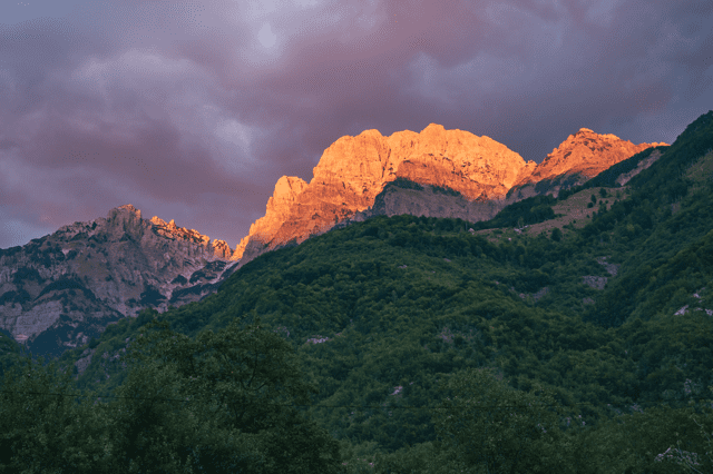 Coucher de soleil sur les montagnes en Albanie sur le Peaks of the Balkans