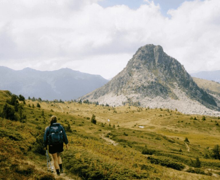 Randonner dans les Balkans devant une belle montagne - Balkan Trail