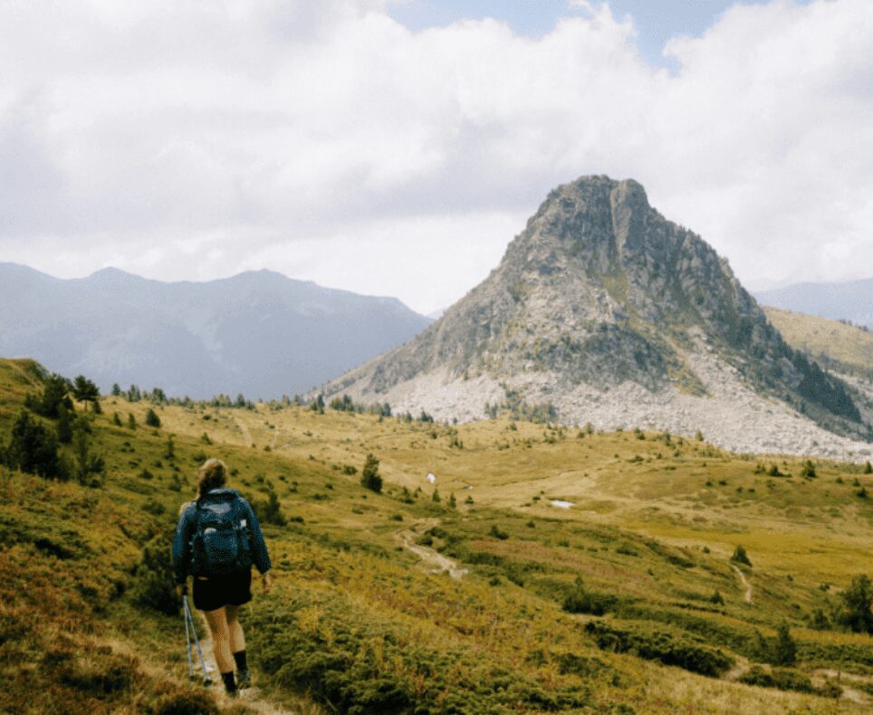 Randonner dans les Balkans devant une belle montagne - Balkan Trail